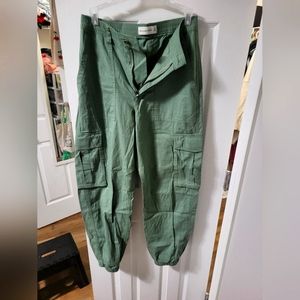Perfect size4 Abercrombie & Fitch baggy green cargo pant with tapered ankle